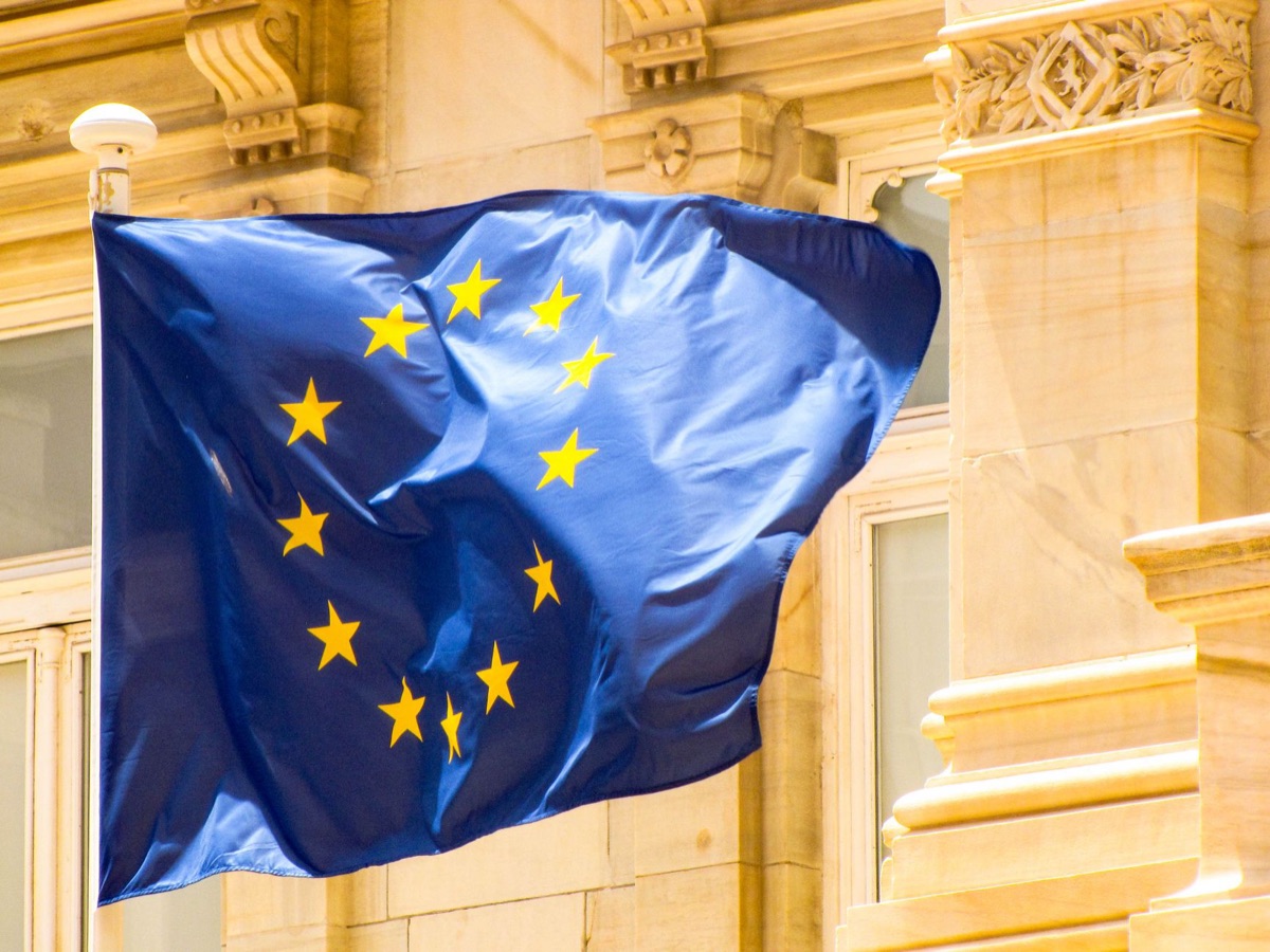 Flagge der Europäischen Union in Brüssel für MiCA Regulierung