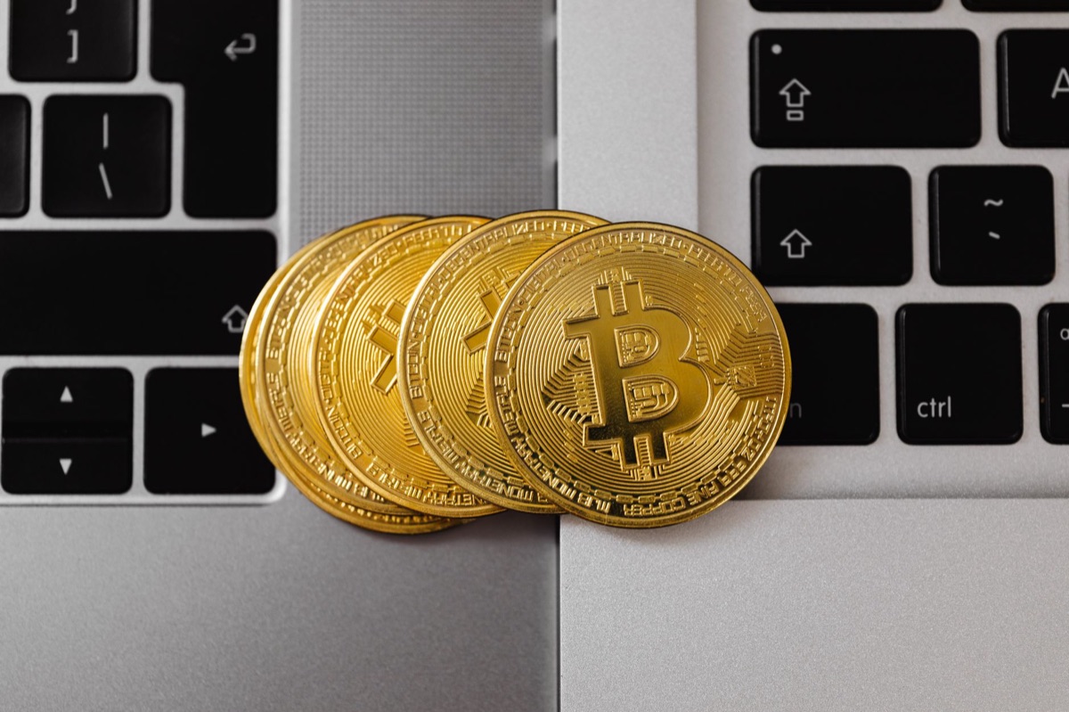 Nahaufnahme einer Bitcoin-Münze mit digitalen Schaltkreisen