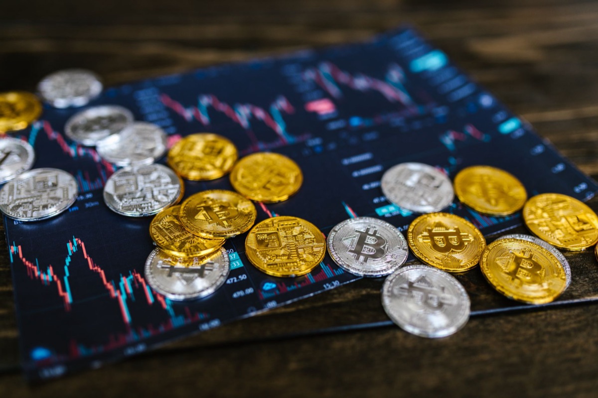Moneda de Bitcoin junto a un mazo de juez y una balanza de justicia.