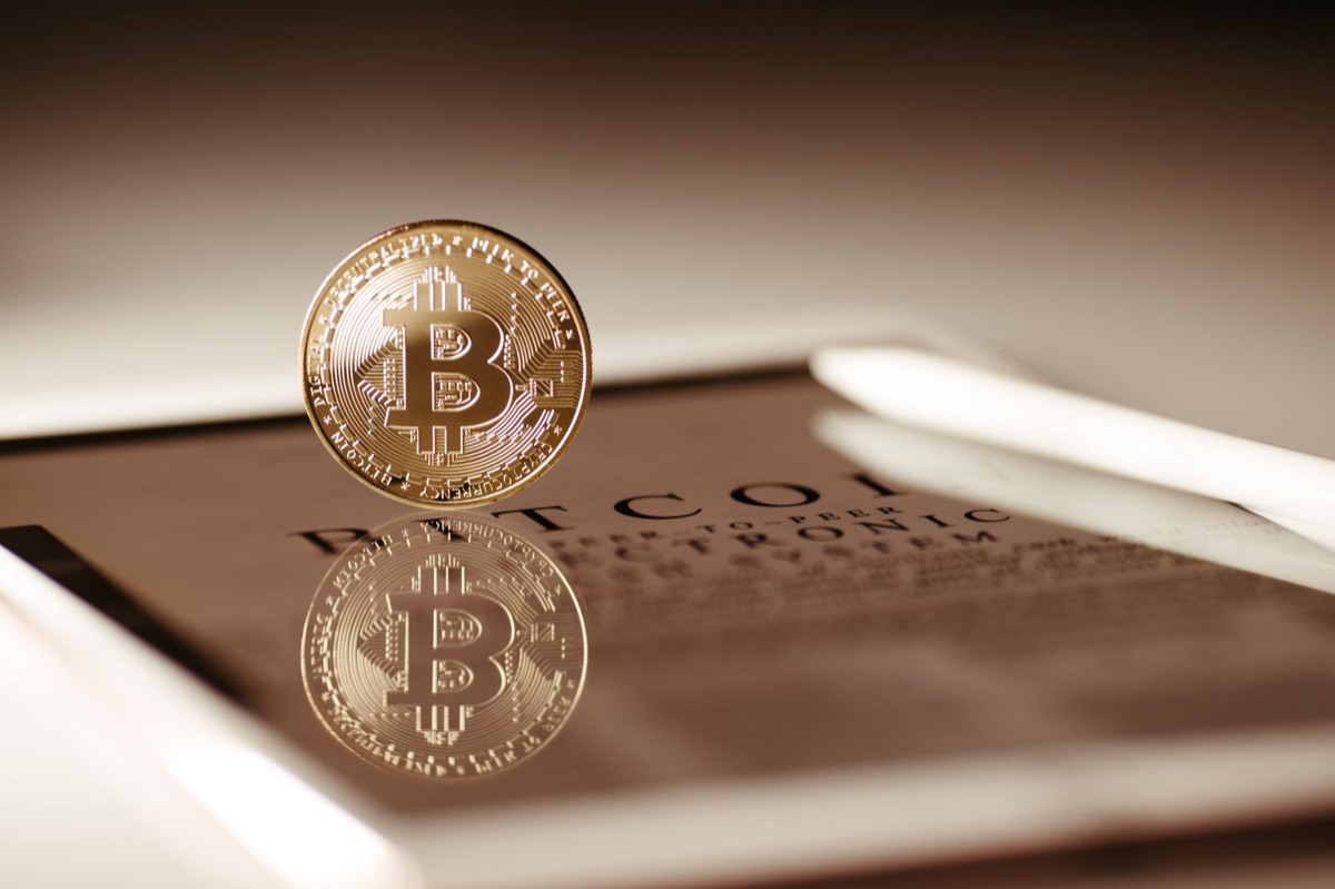 Pièce de bitcoin physique symbolisant la cryptomonnaie