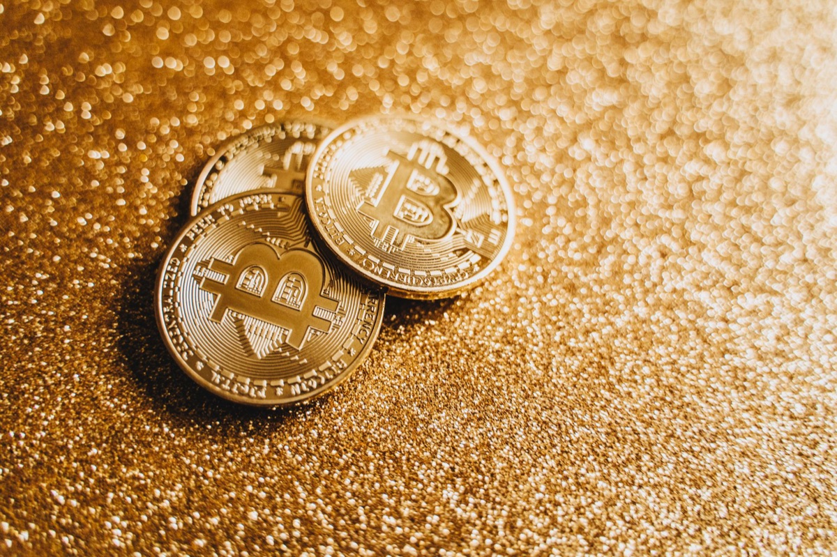 moneta fisica di Bitcoin su sfondo neutro