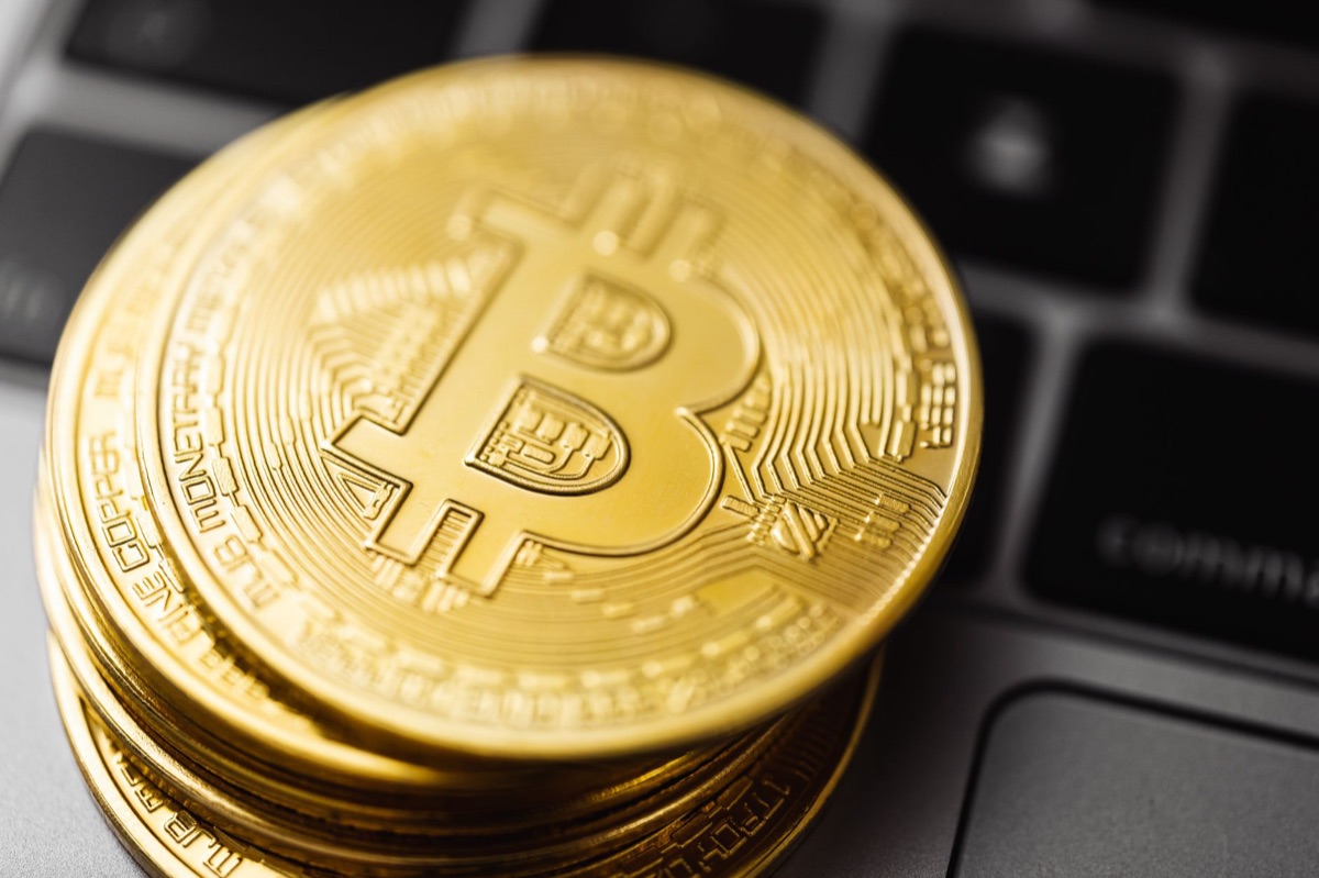 ビットコインのコインとデジタル回路のイメージ