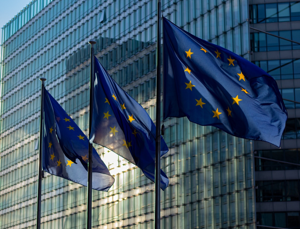 유럽 연합(EU)의 상징과 브뤼셀 전경