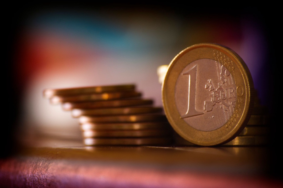 Representação da União Europeia e as diretrizes do MiCA.