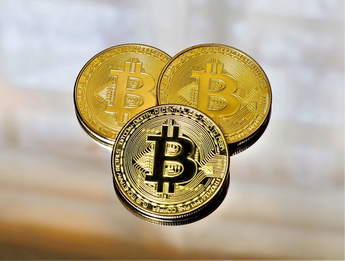 Physische Bitcoin-Münze auf dunklem Hintergrund