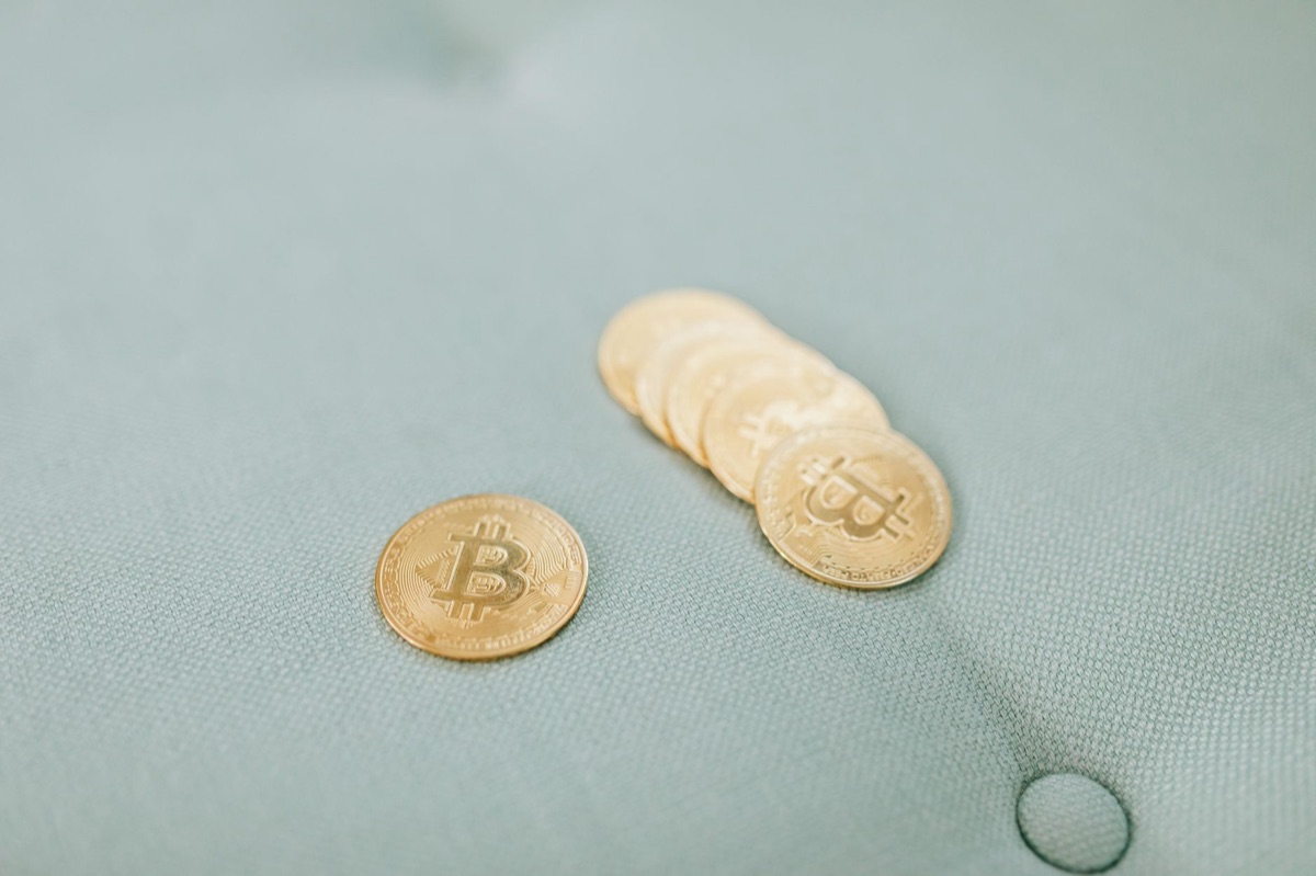 Pièce physique de Bitcoin en gros plan.