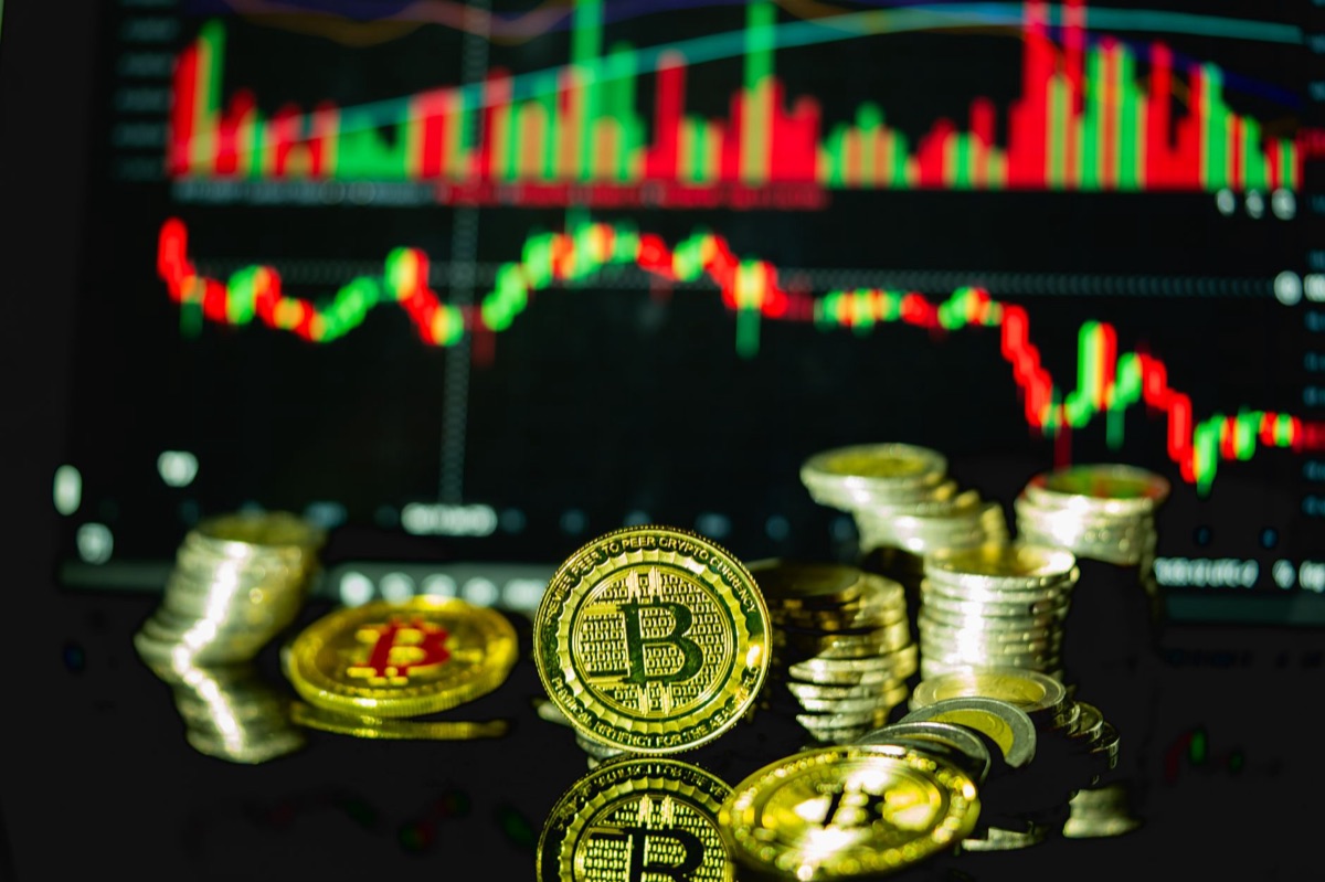 加密貨幣交易所內的交易員與電子屏顯示的幣種上架資訊