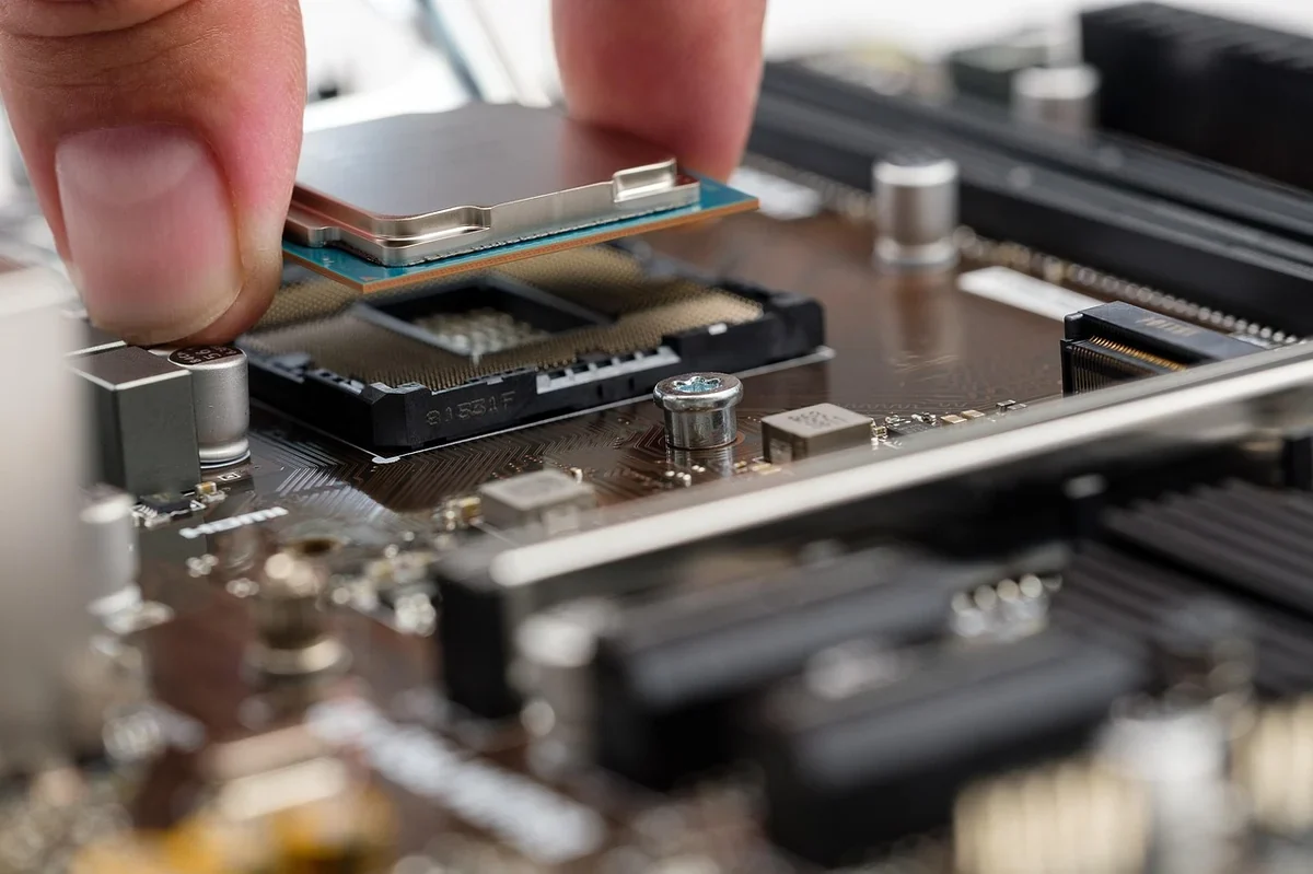 Placa madre con socket CPU | credits:Bru-nO | https://pixabay.com/photos/cpu-processor-chip-motherboard-4393378/