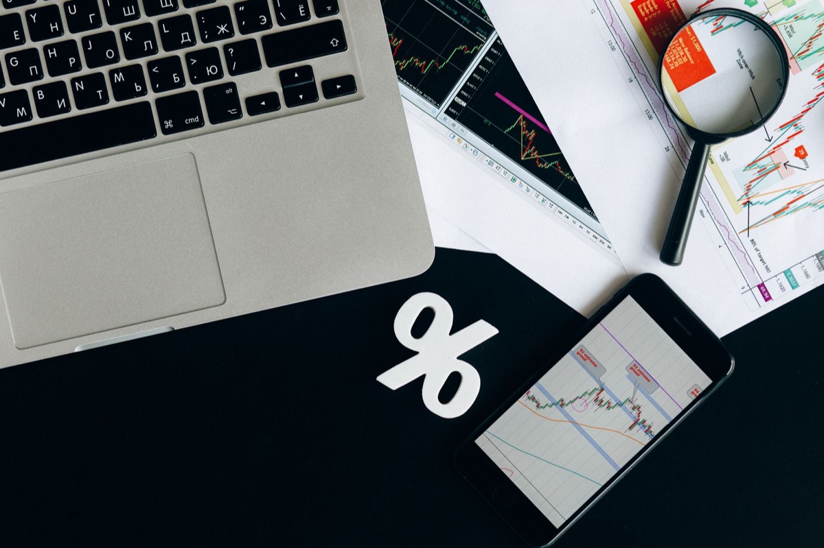 Plataforma de criptomonedas con comisiones bajas y análisis de seguridad en un escritorio limpio