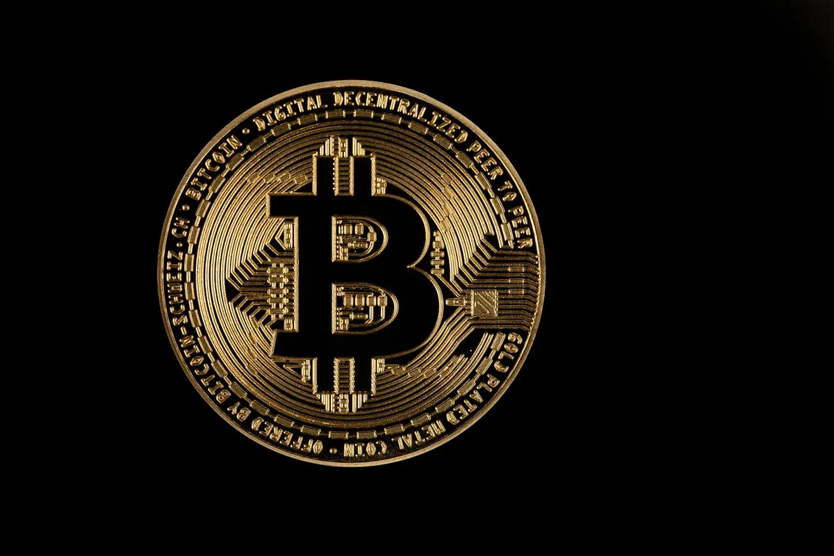 bitcoin, gold, coin, icon, symbol, logo, bitcoin gold, bitcoin logo, currency, cryptocurrency, black background, bitcoin, bitcoin, bitcoin, bitcoin, logo, logo,